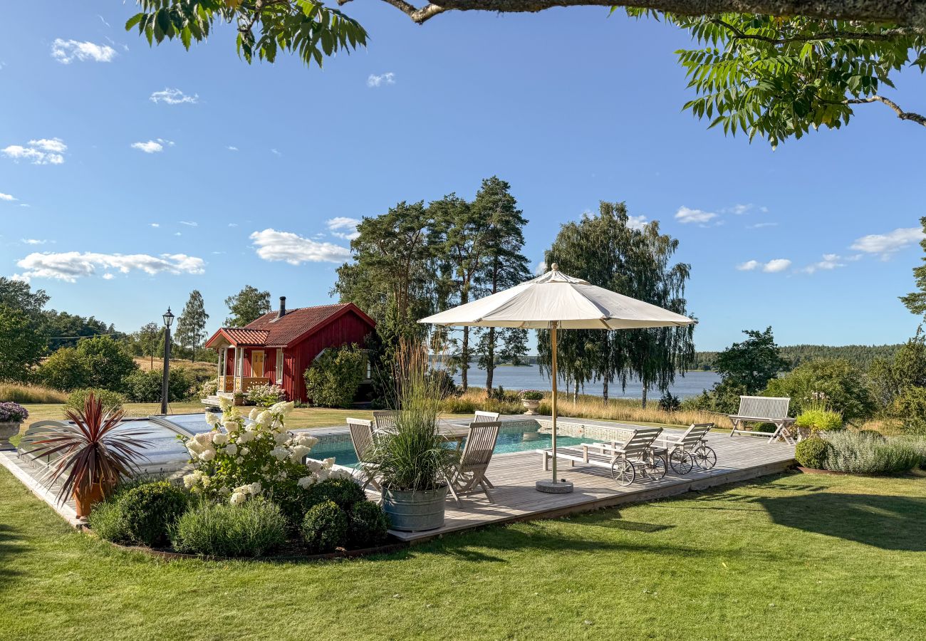 House in Gnesta - Dream vacation by the lake on a manor in Sörmland