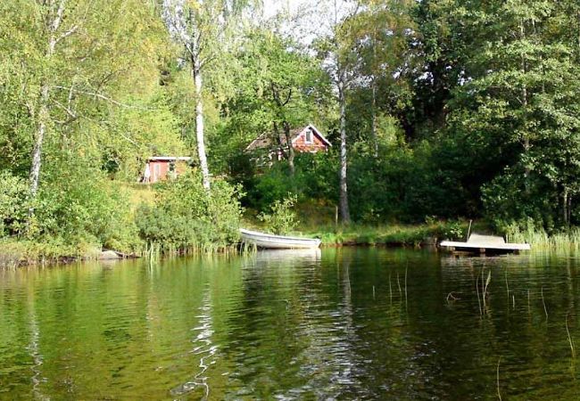 House in Hultsfred - Wonderful holiday home with lakeside location, boat and internet