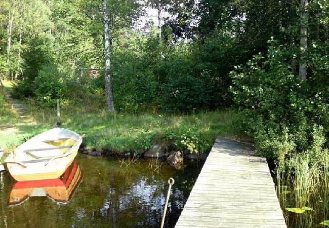 House in Hultsfred - Wonderful holiday home with lakeside location, boat and internet