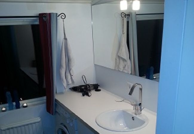 House in Hultsfred - Wonderful holiday home with lakeside location, boat and internet House in Hultsfred - Wonderful holiday home with lakeside location, boat and internet