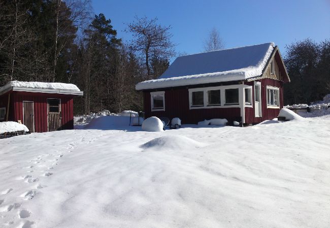 House in Hultsfred - Wonderful holiday home with lakeside location, boat and internet