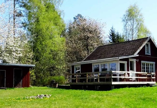 House in Hultsfred - Wonderful holiday home with lakeside location, boat and internet