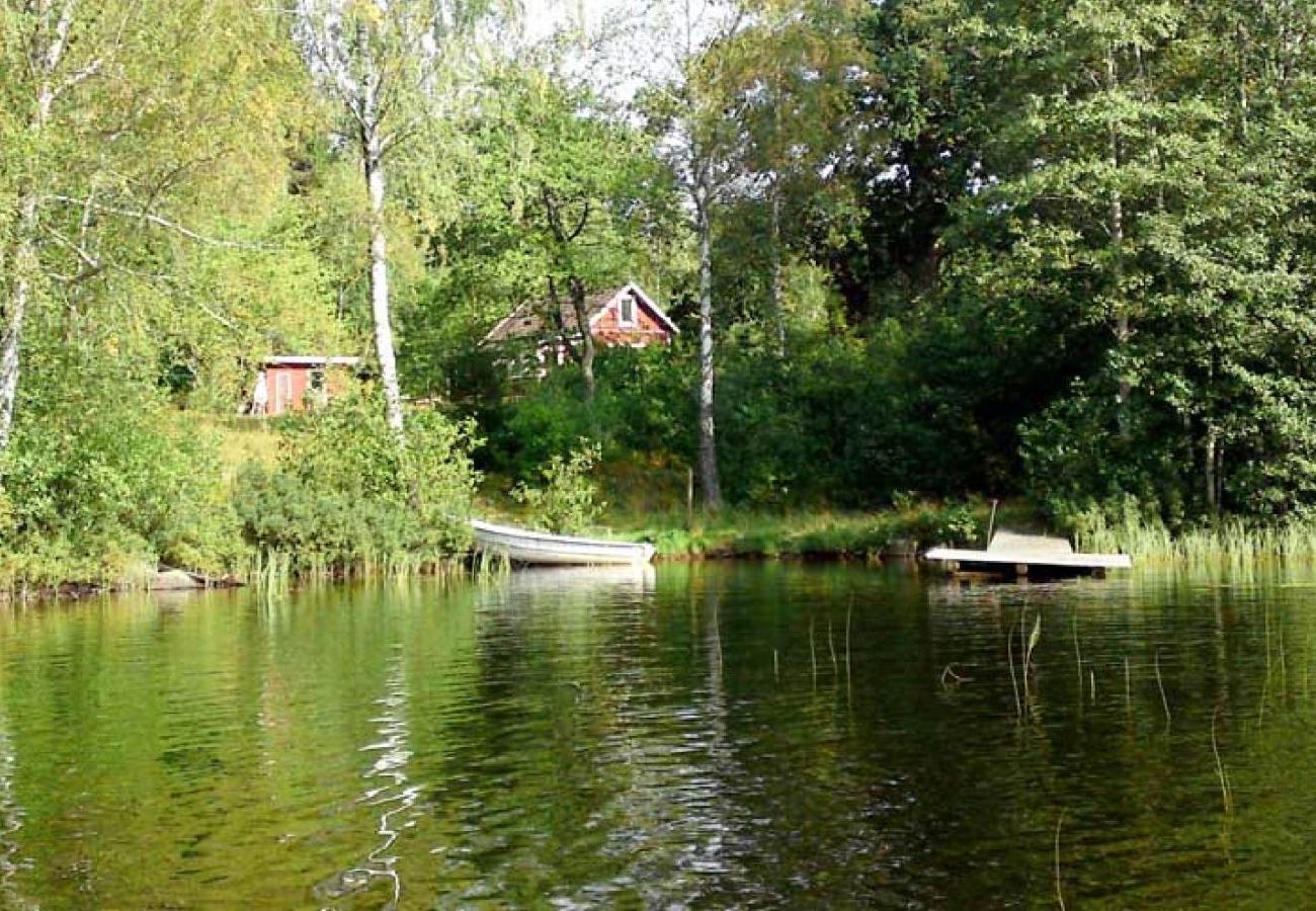 House in Hultsfred - Wonderful holiday home with lakeside location, boat and internet