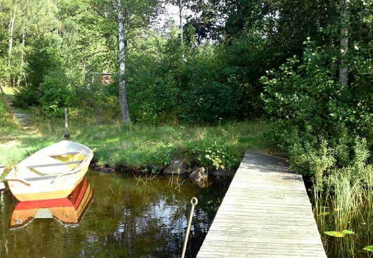 House in Hultsfred - Wonderful holiday home with lakeside location, boat and internet