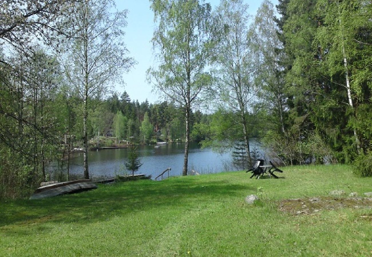 House in Hultsfred - Wonderful holiday home with lakeside location, boat and internet