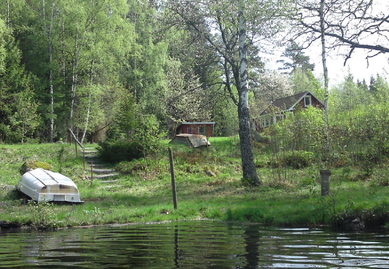 House in Hultsfred - Wonderful holiday home with lakeside location, boat and internet