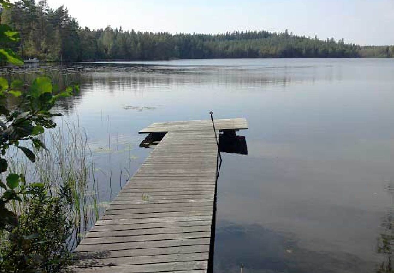 House in Hultsfred - Wonderful holiday home with lakeside location, boat and internet