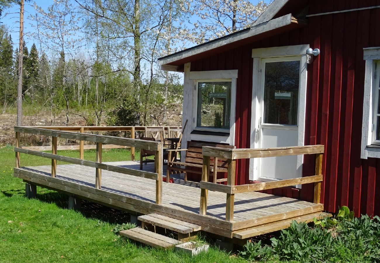 House in Hultsfred - Wonderful holiday home with lakeside location, boat and internet