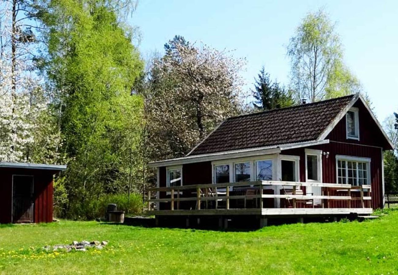 House in Hultsfred - Wonderful holiday home with lakeside location, boat and internet