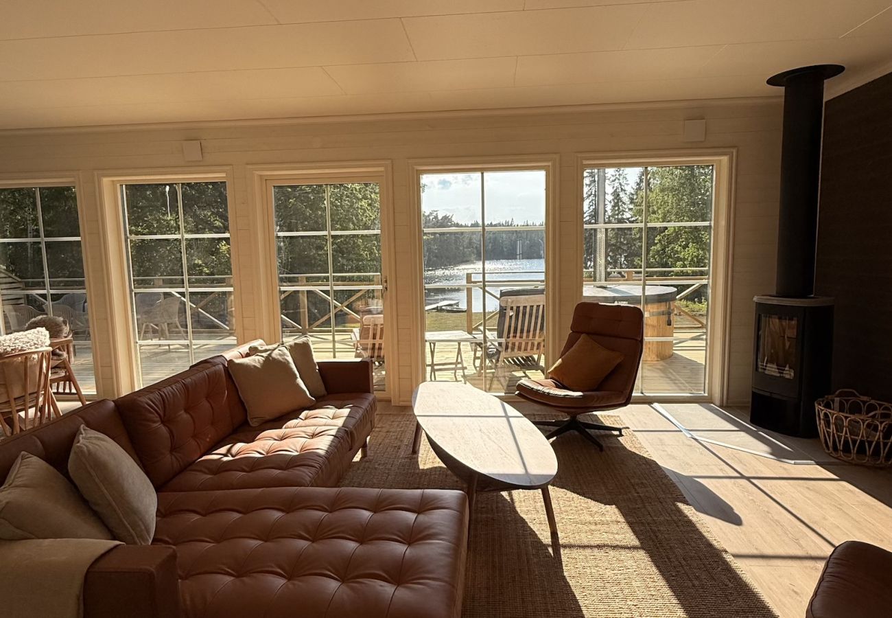 House in Hultsfred - Dream vacation home right on the lake, with sauna, boat, hot tub, and barbecue hut