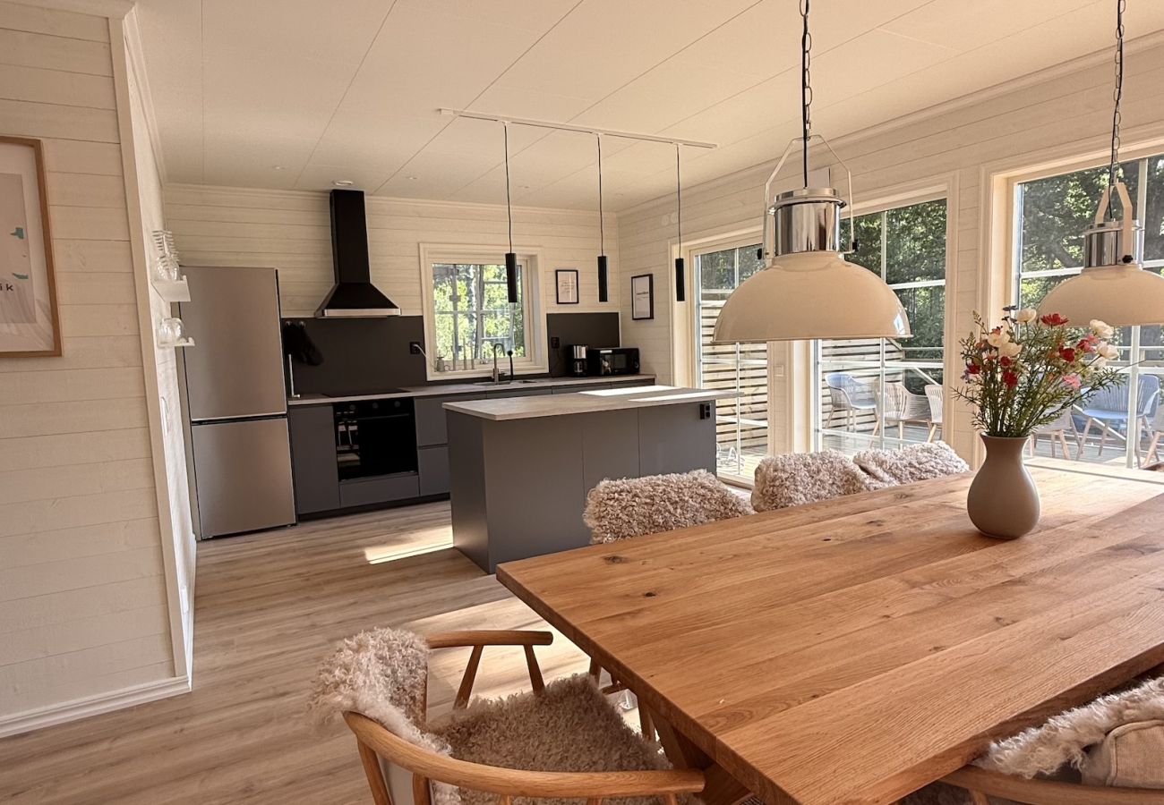 House in Hultsfred - Dream vacation home right on the lake, with sauna, boat, hot tub, and barbecue hut