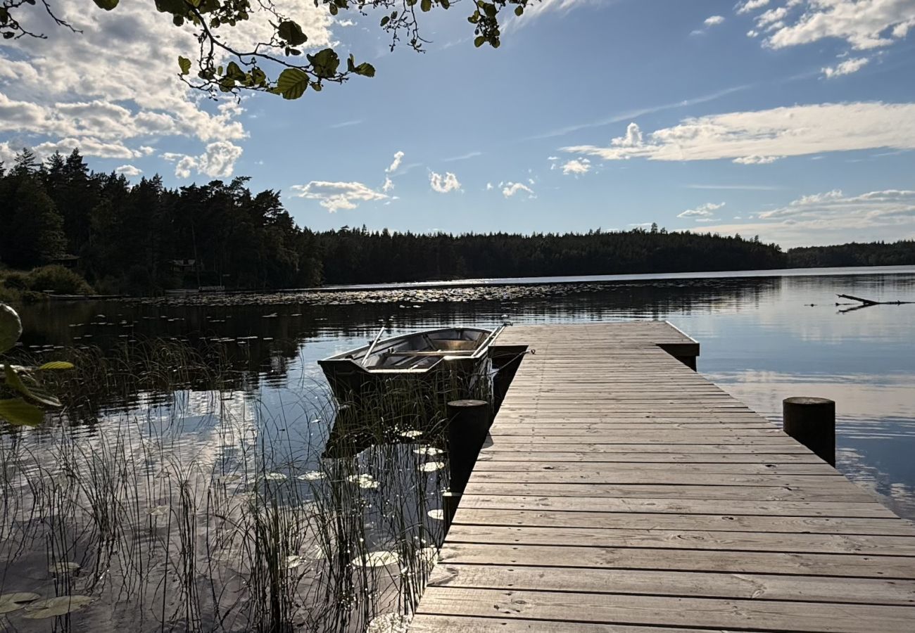 House in Hultsfred - Dream vacation home right on the lake, with sauna, boat, hot tub, and barbecue hut