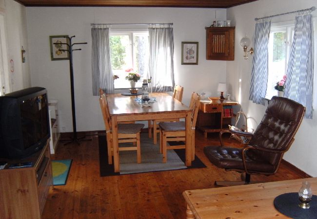 House in Hallaryd - Red cottage near the lake with free Wifi