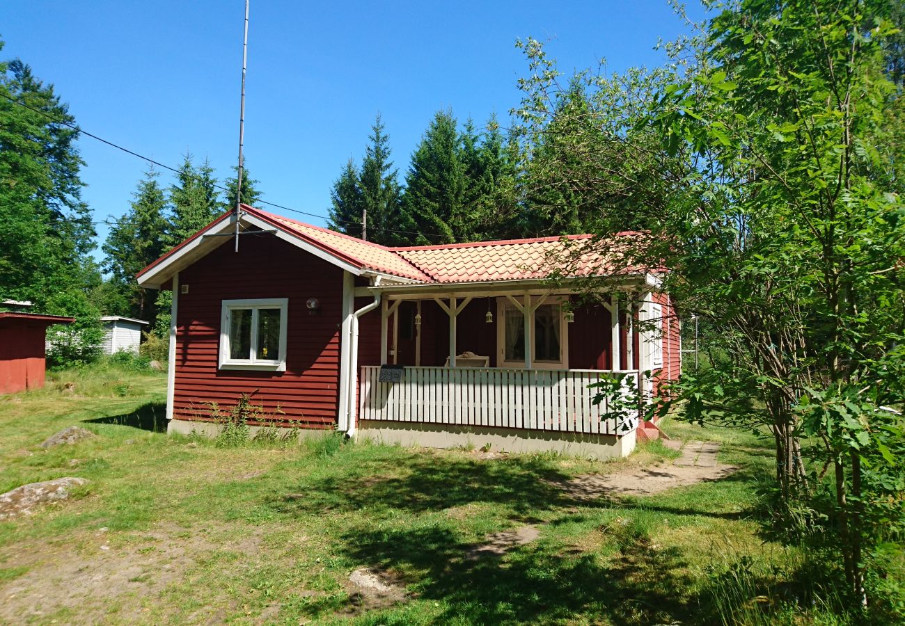 Cottage in Hallaryd - Red cottage near the lake with free Wifi