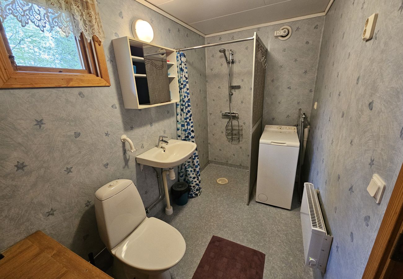 Cottage in Hallaryd - Red cottage near the lake with free Wifi
