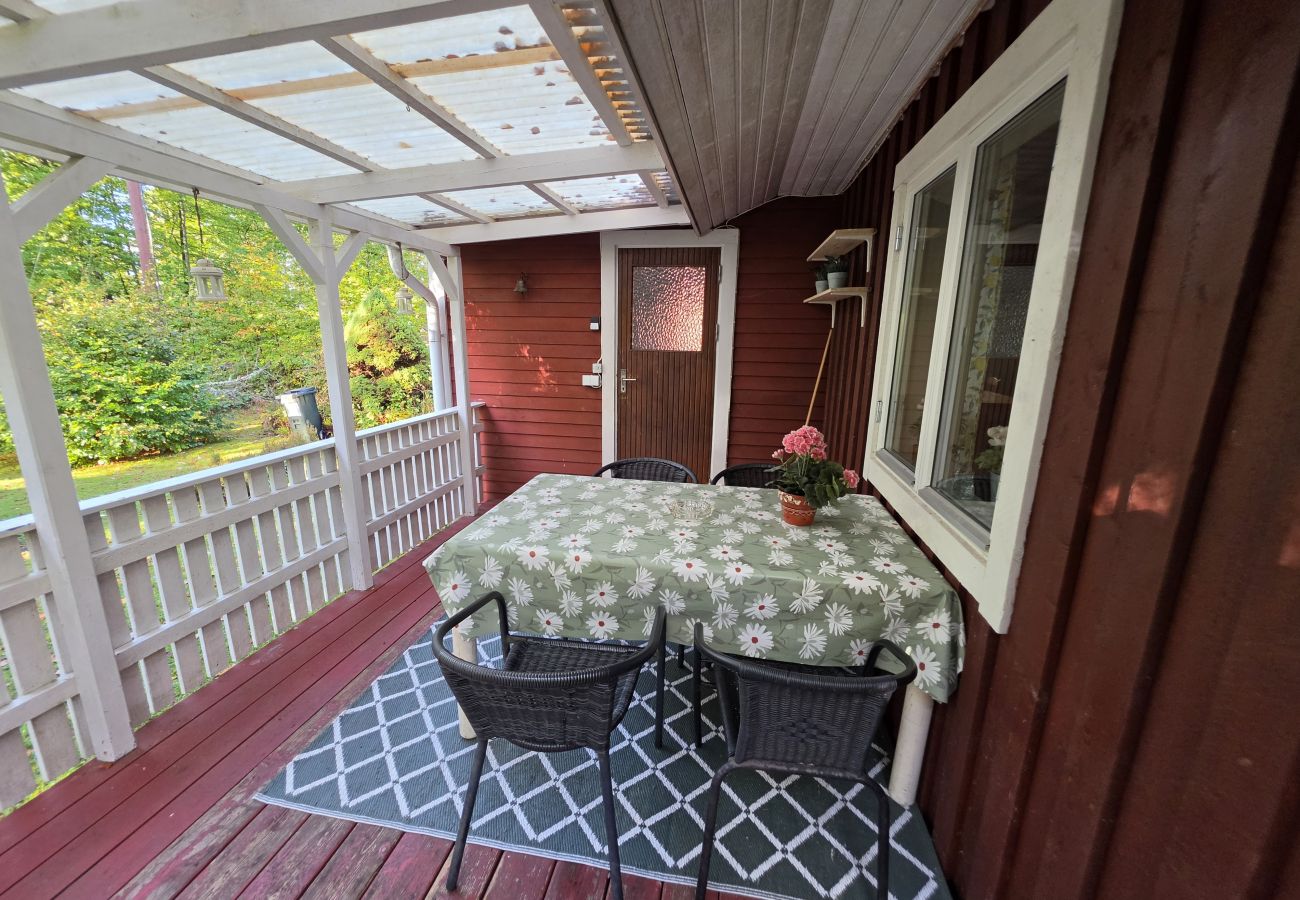 Cottage in Hallaryd - Red cottage near the lake with free Wifi