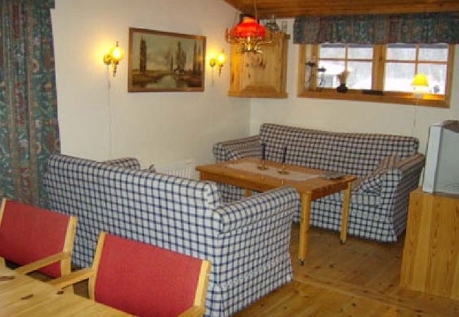 House in Tänndalen - Rustic ski hut not far from the cross-country ski trails for a skiing or hiking holiday in summer