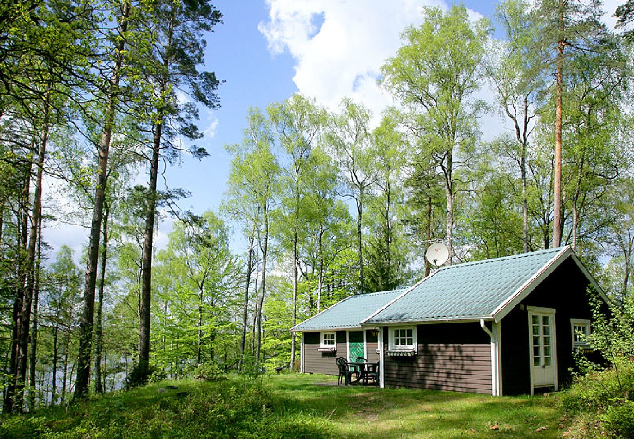 House in Röke - Nice little cottage by the lake with boat