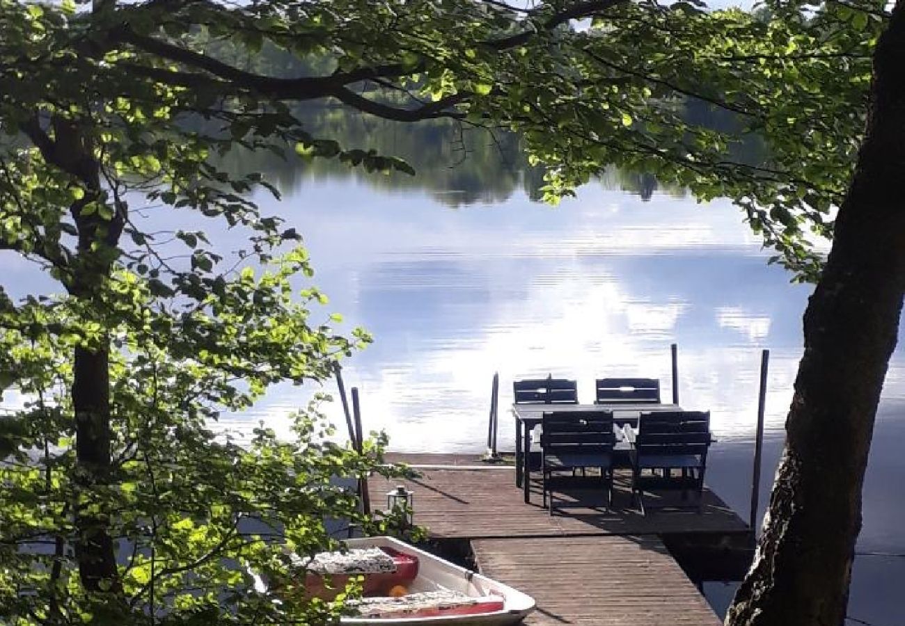 House in Röke - Nice little cottage by the lake with boat