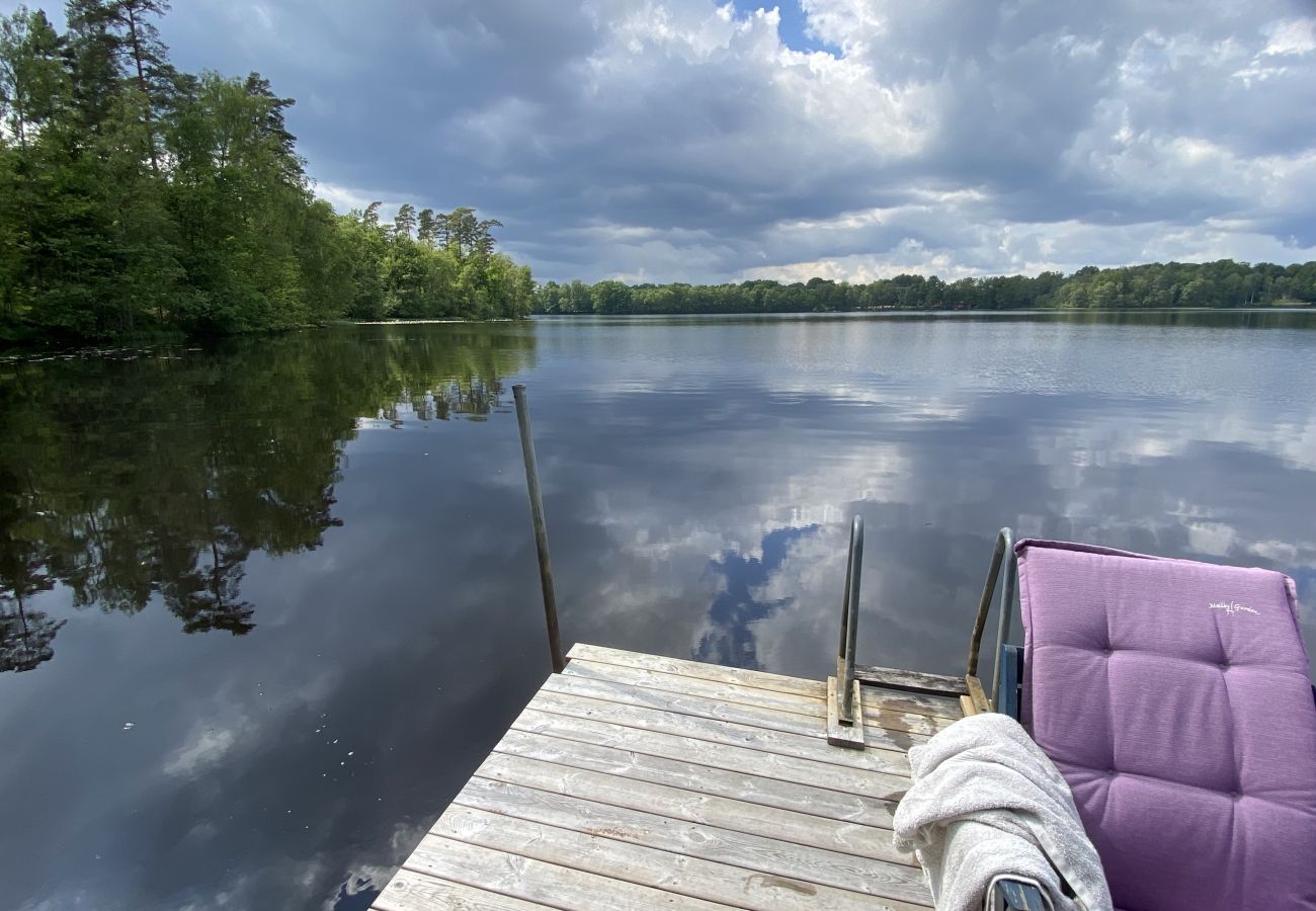 House in Röke - Nice little cottage by the lake with boat