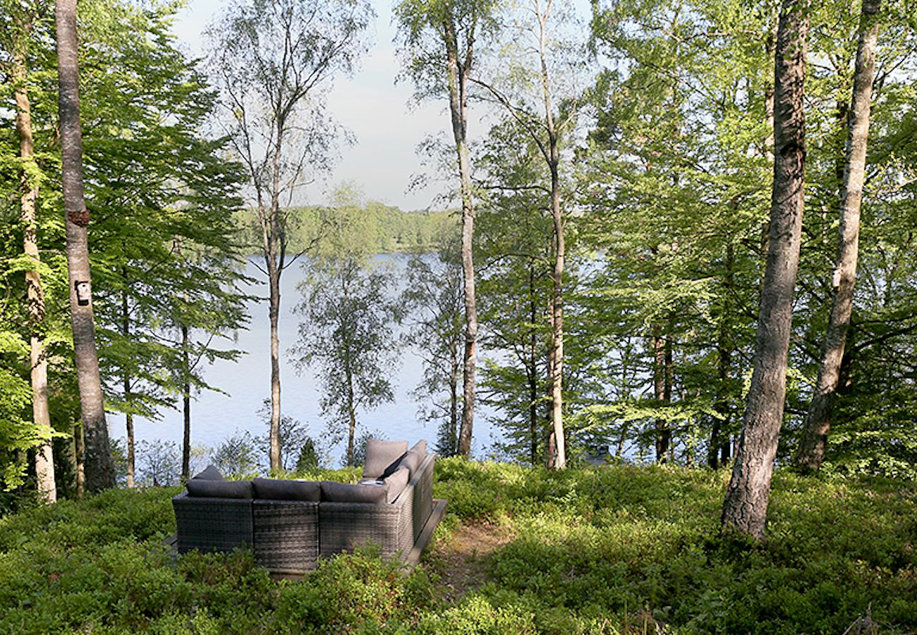 House in Röke - Nice little cottage by the lake with boat