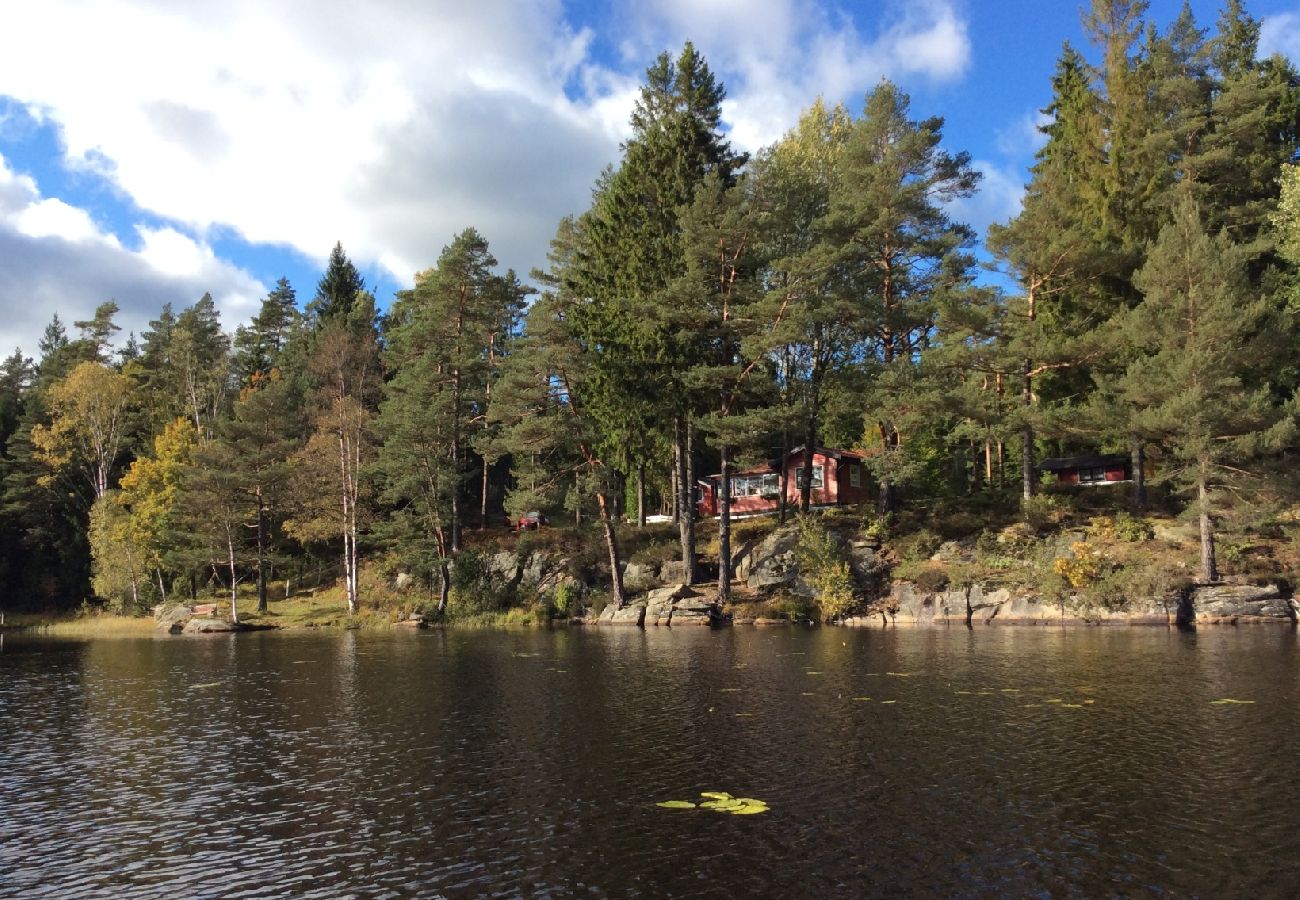 House in Hällingsjö - Holiday at a bathing lake in Halland