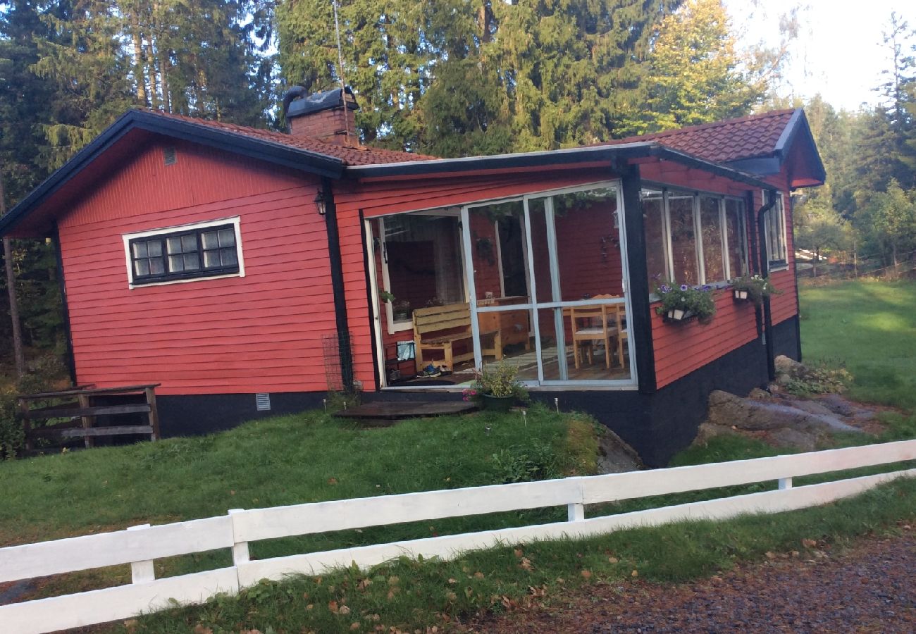 House in Hällingsjö - Holiday at a bathing lake in Halland