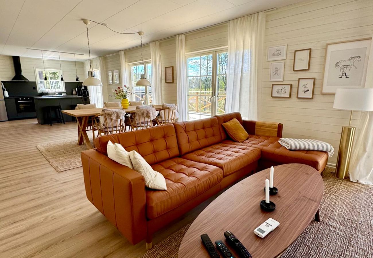 House in Hultsfred - Comfortable holiday home directly on the lake in Småland