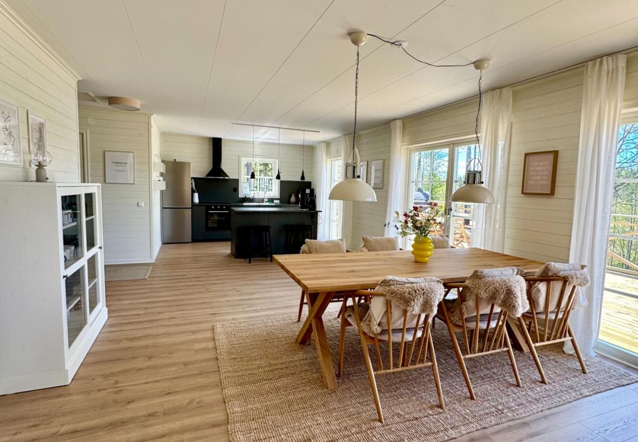 House in Hultsfred - Comfortable holiday home directly on the lake in Småland