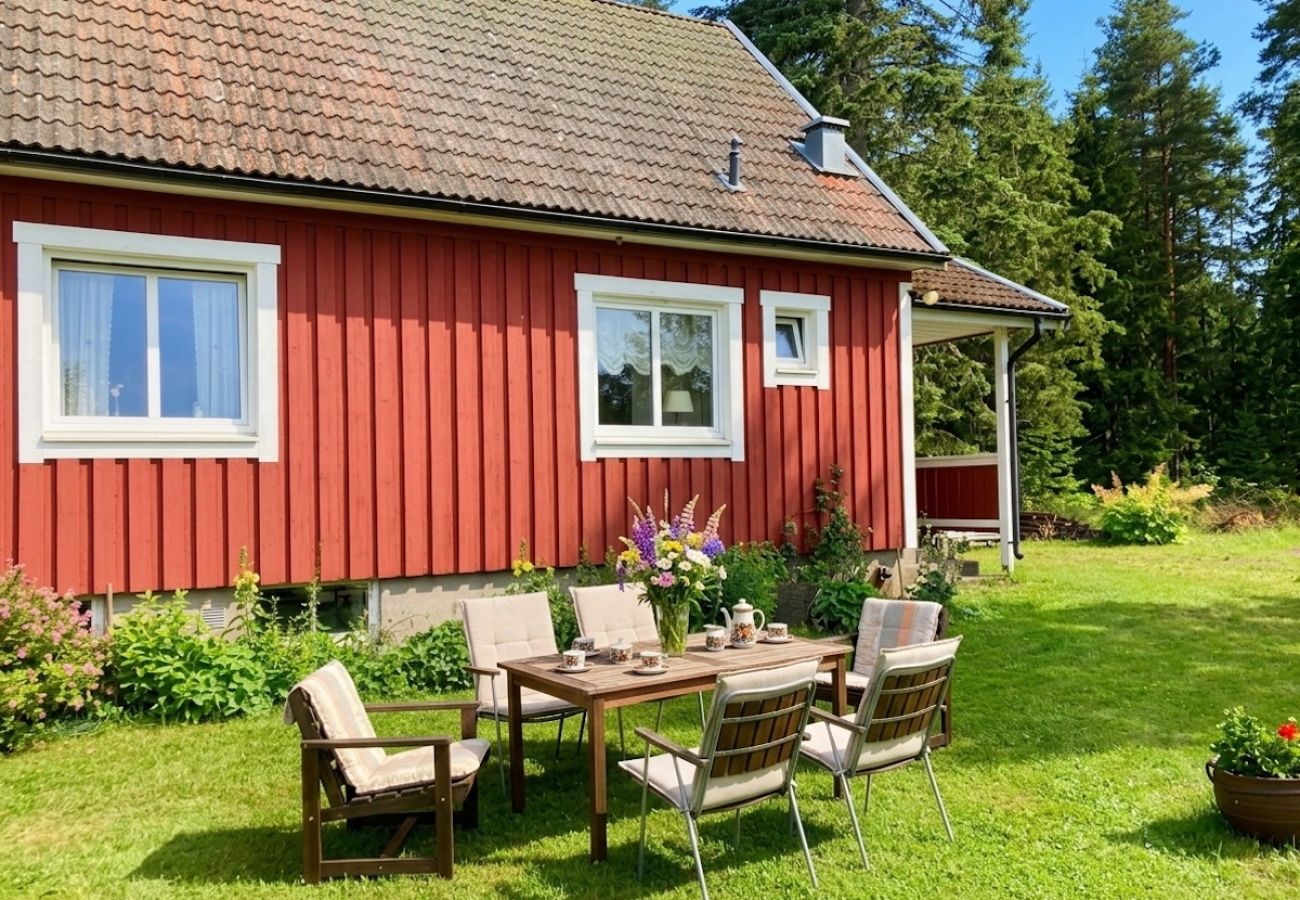House in Kristinehamn - Holidays surrounded between forest and pastures - 500 meters from Lake Vänern