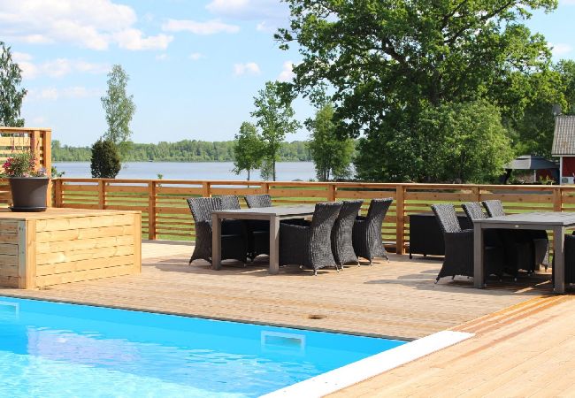 House in Väckelsång - Comfort holiday home with lake location, motor boat and pool