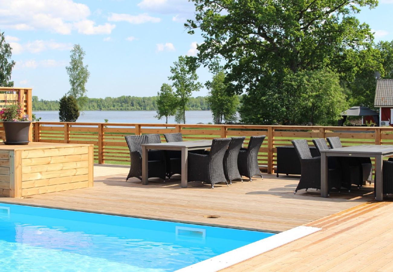 House in Väckelsång - Comfort holiday home with lake location, motor boat and pool