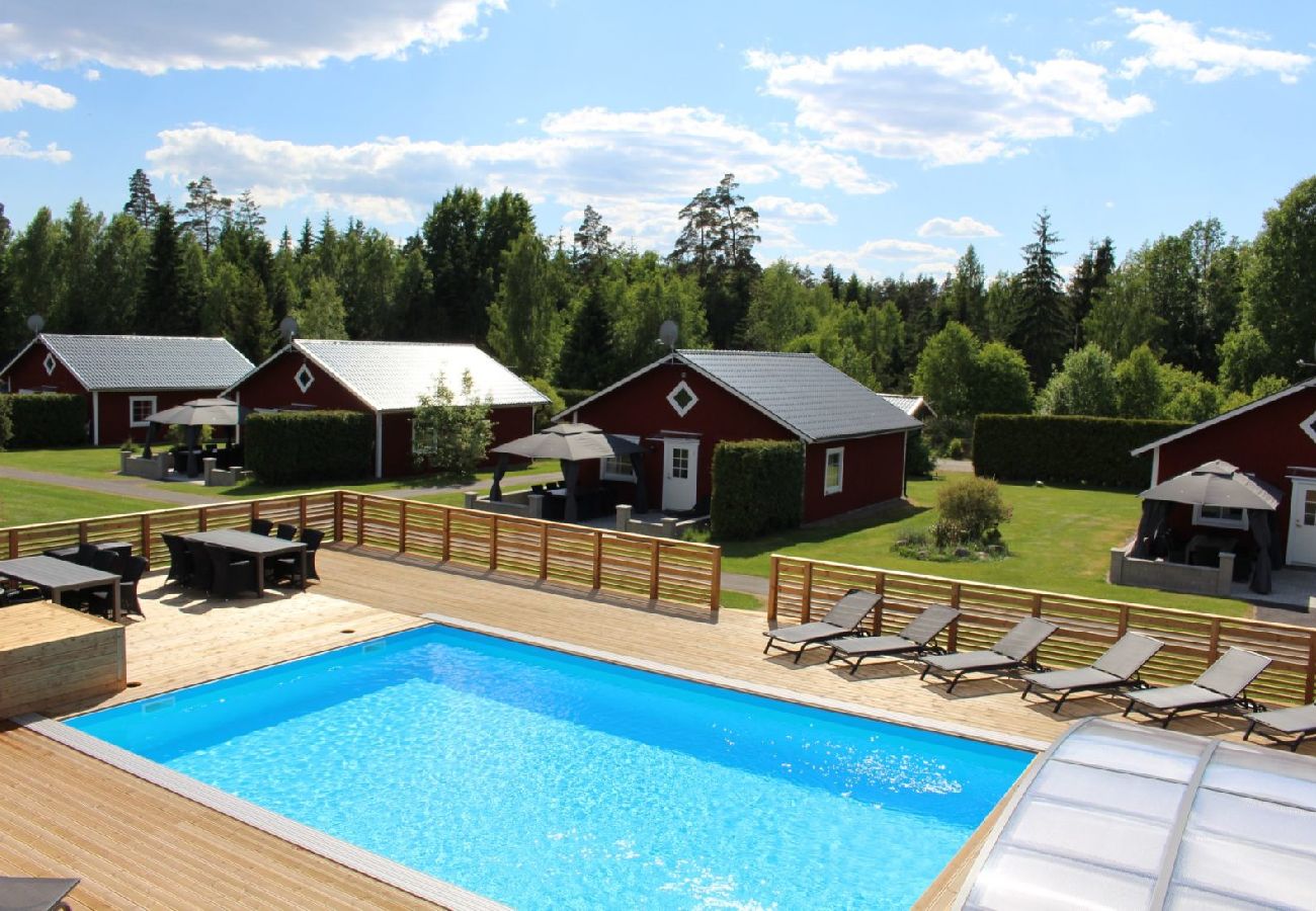 House in Väckelsång - Comfort holiday home with lake location, motor boat and pool