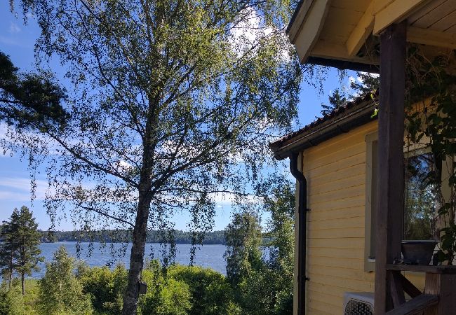 House in Nyköping - Charming holiday home with lake views in Södermanland