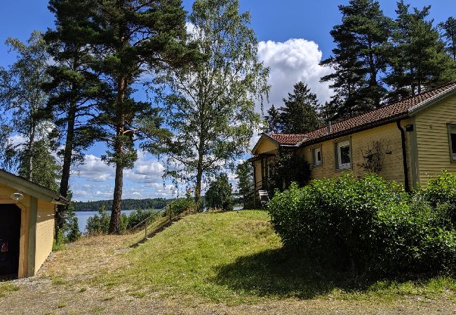 House in Nyköping - Charming holiday home with lake views in Södermanland