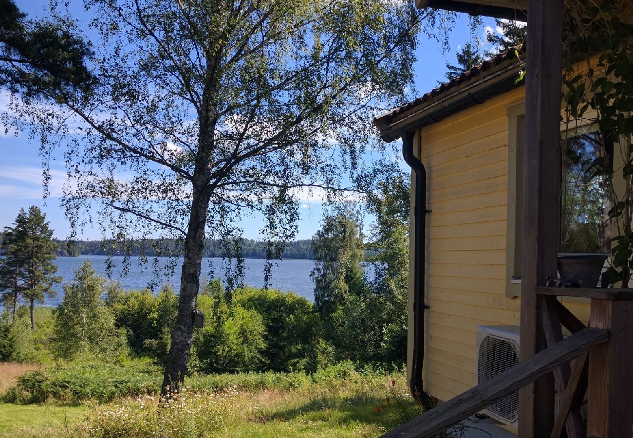 House in Nyköping - Charming holiday home with lake views in Södermanland