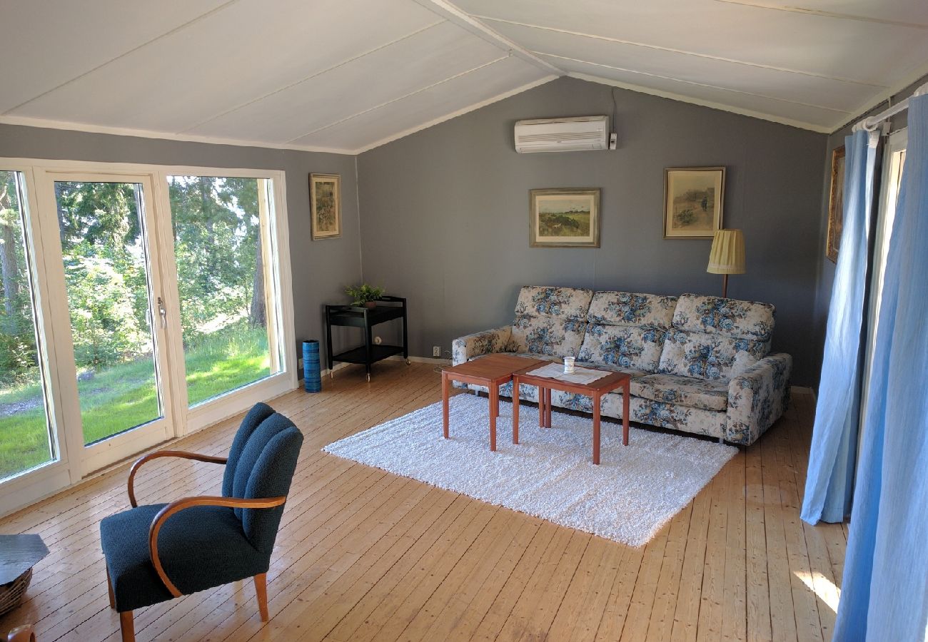 House in Nyköping - Charming holiday home with lake views in Södermanland