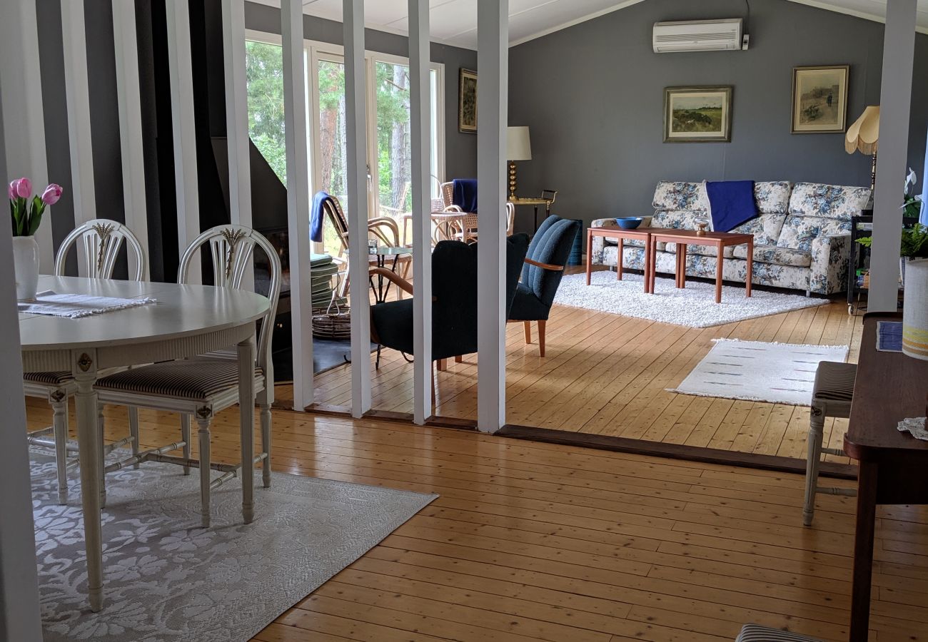 House in Nyköping - Charming holiday home with lake views in Södermanland