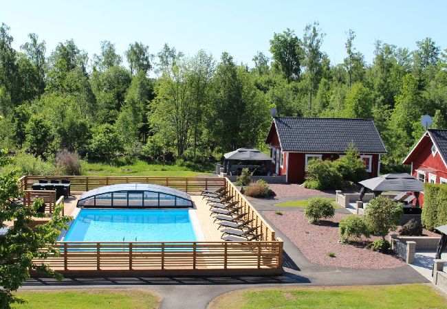 House in Väckelsång - Dream vacation by the lake with motor boat and pool in front of the door