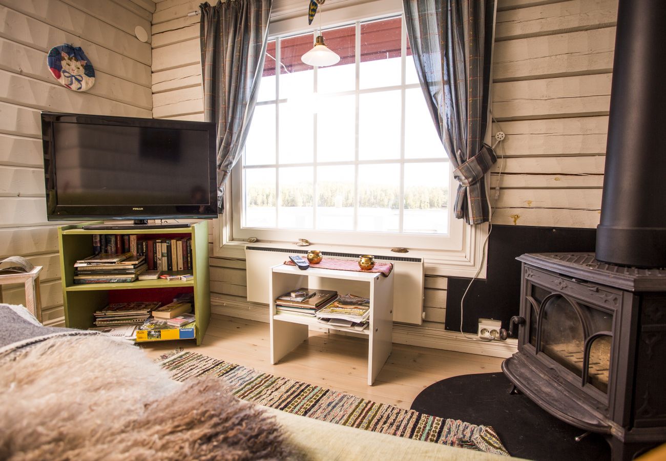 House in Gällö - Wonderful holiday home right on the lake with sauna, WiFi and wilderness pool (rentable)