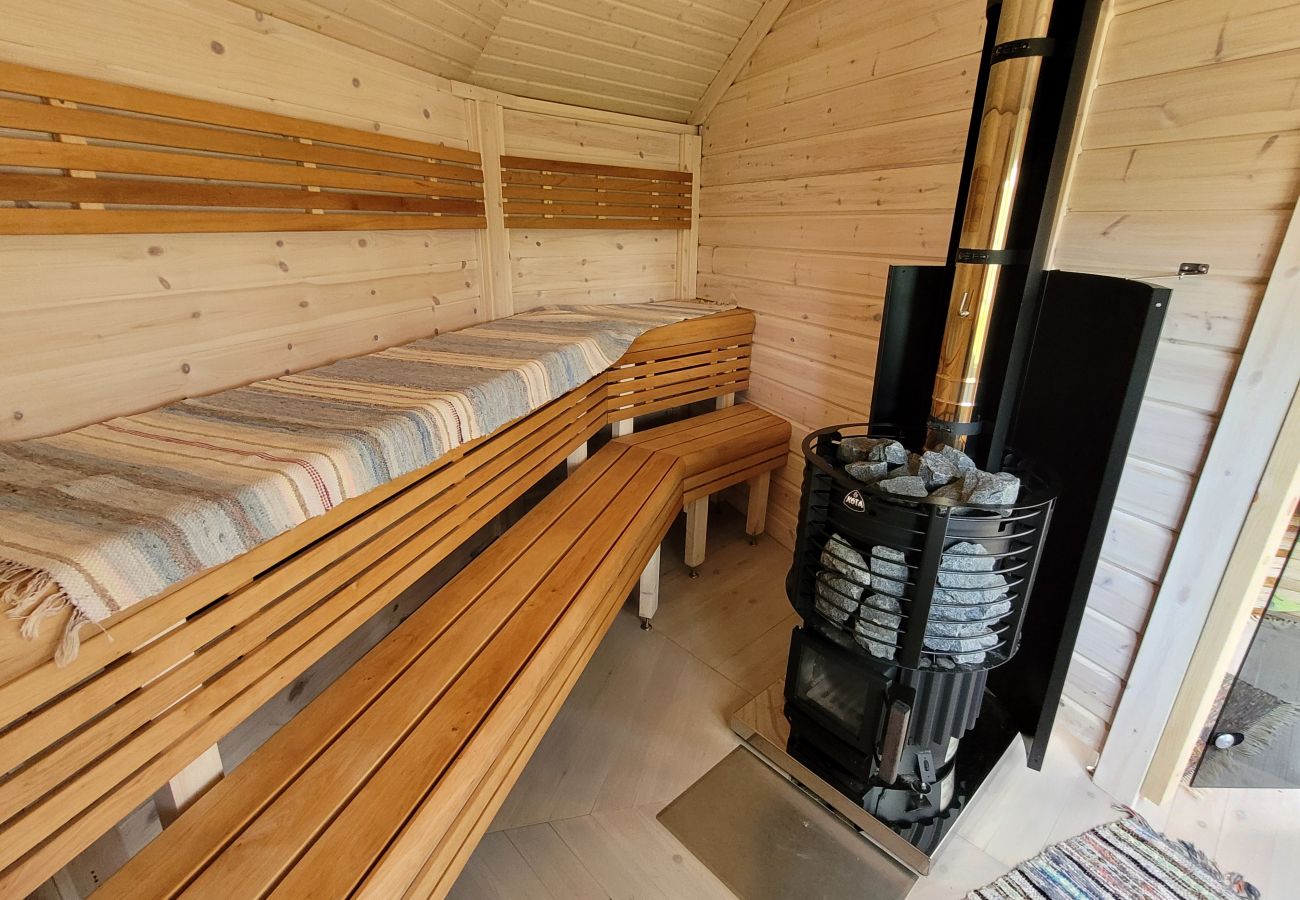House in Gällö - Wonderful holiday home right on the lake with sauna, WiFi and wilderness pool (rentable)