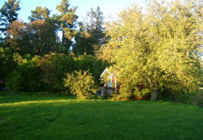 House in Bergshamra - Older cottage by the lake with a boat in Roslagen House in Bergshamra - Older cottage by the lake with a boat in Roslagen
