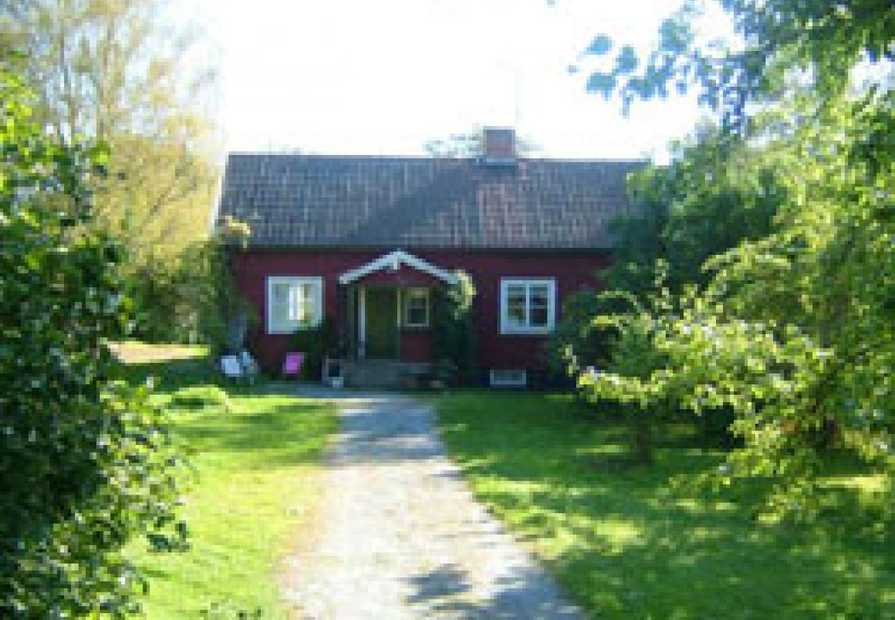 House in Bergshamra - Older cottage by the lake with a boat in Roslagen