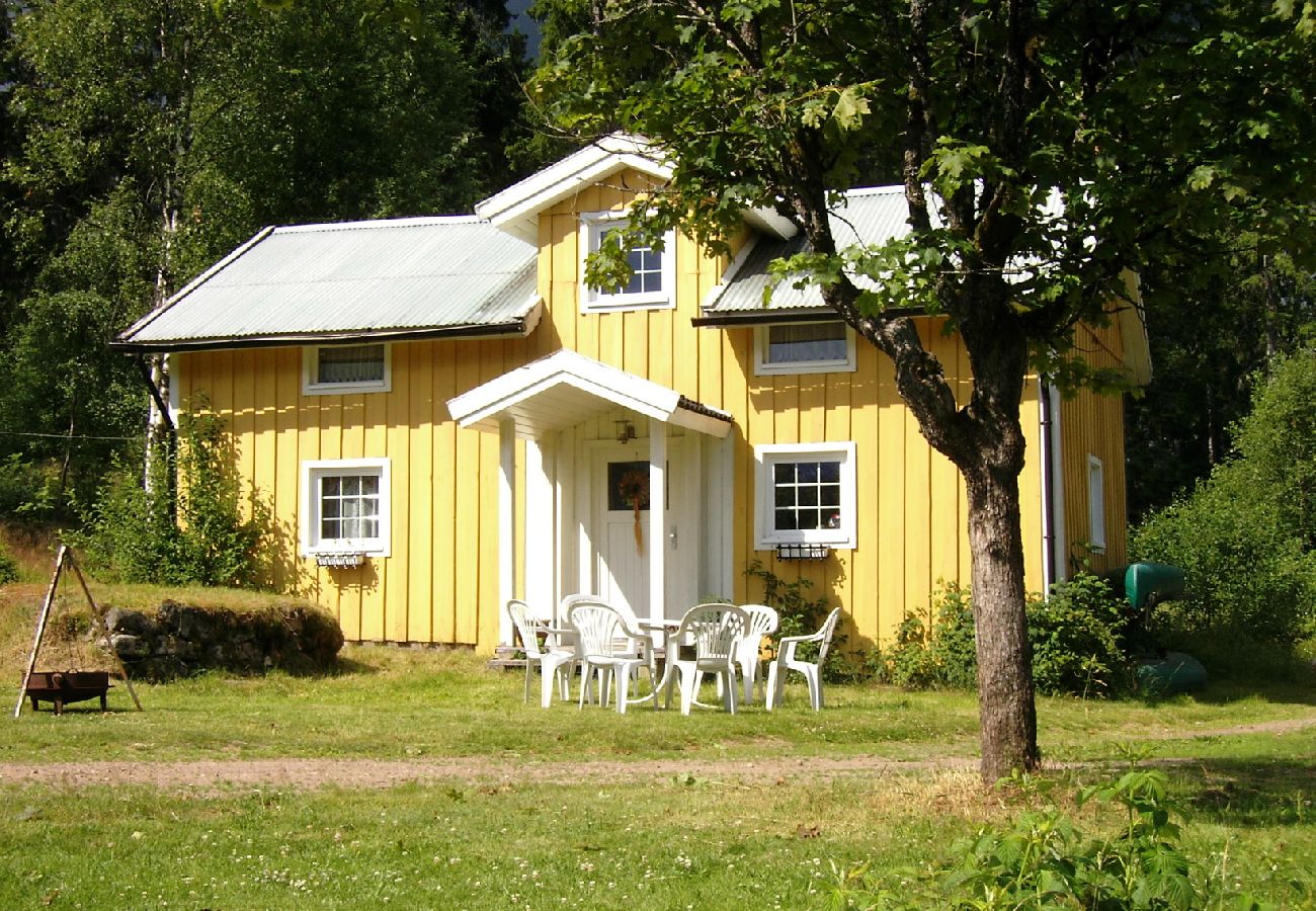 House in Håcksvik - Adventure and relaxation in Västergötland by boat and canoe
