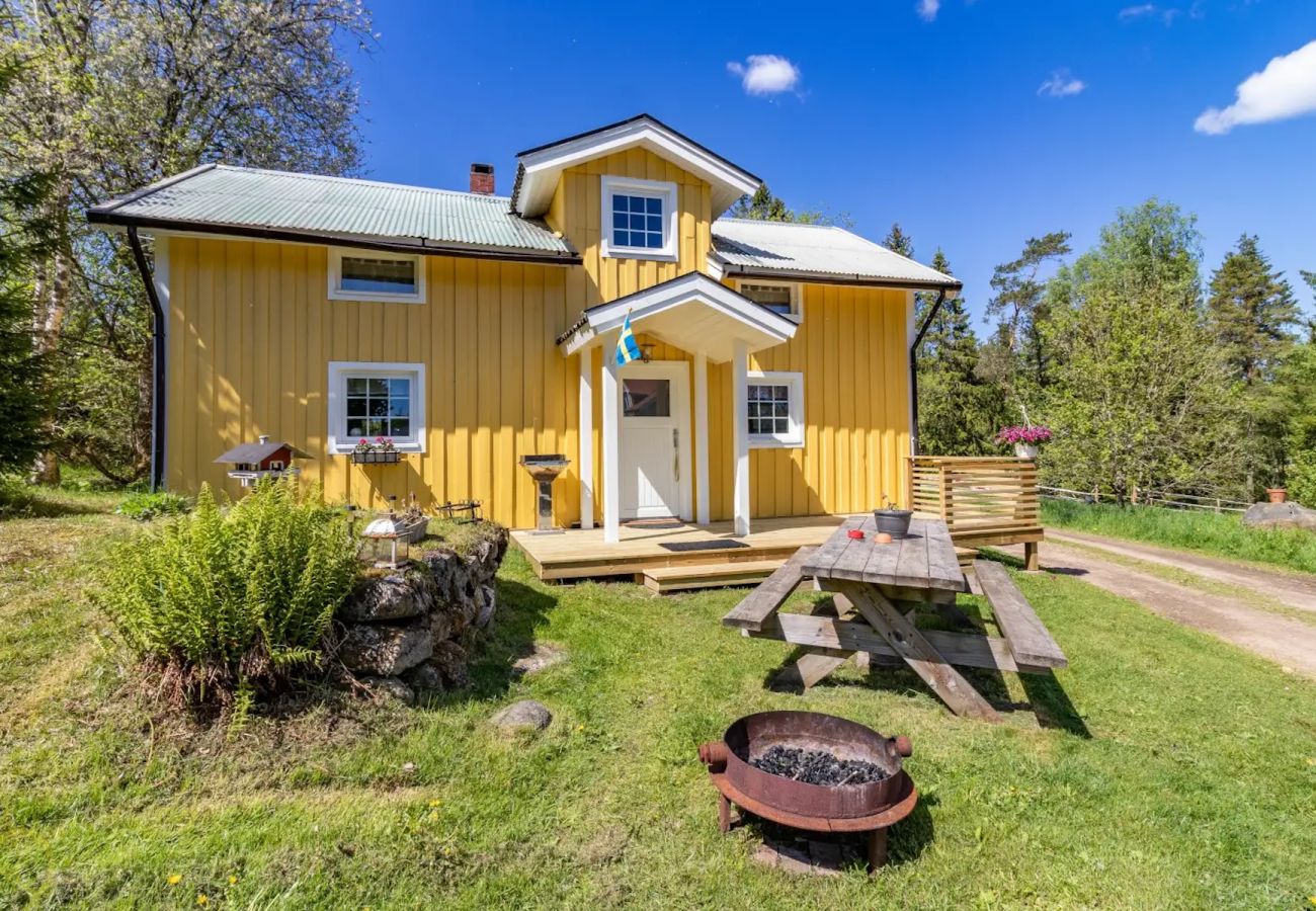 House in Håcksvik - Adventure and relaxation in Västergötland by boat and canoe