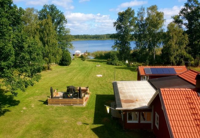 House in Jät - Waterfront cottage by the lake Åsnen (Please note: no electricity or running water)