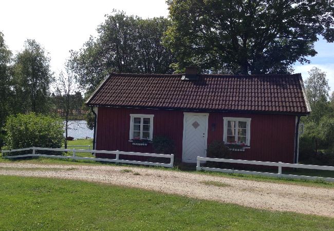 House in Tvärred - Holidays at the lake in southern Sweden with a boat