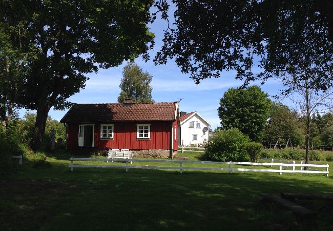 House in Tvärred - Holidays at the lake in southern Sweden with a boat