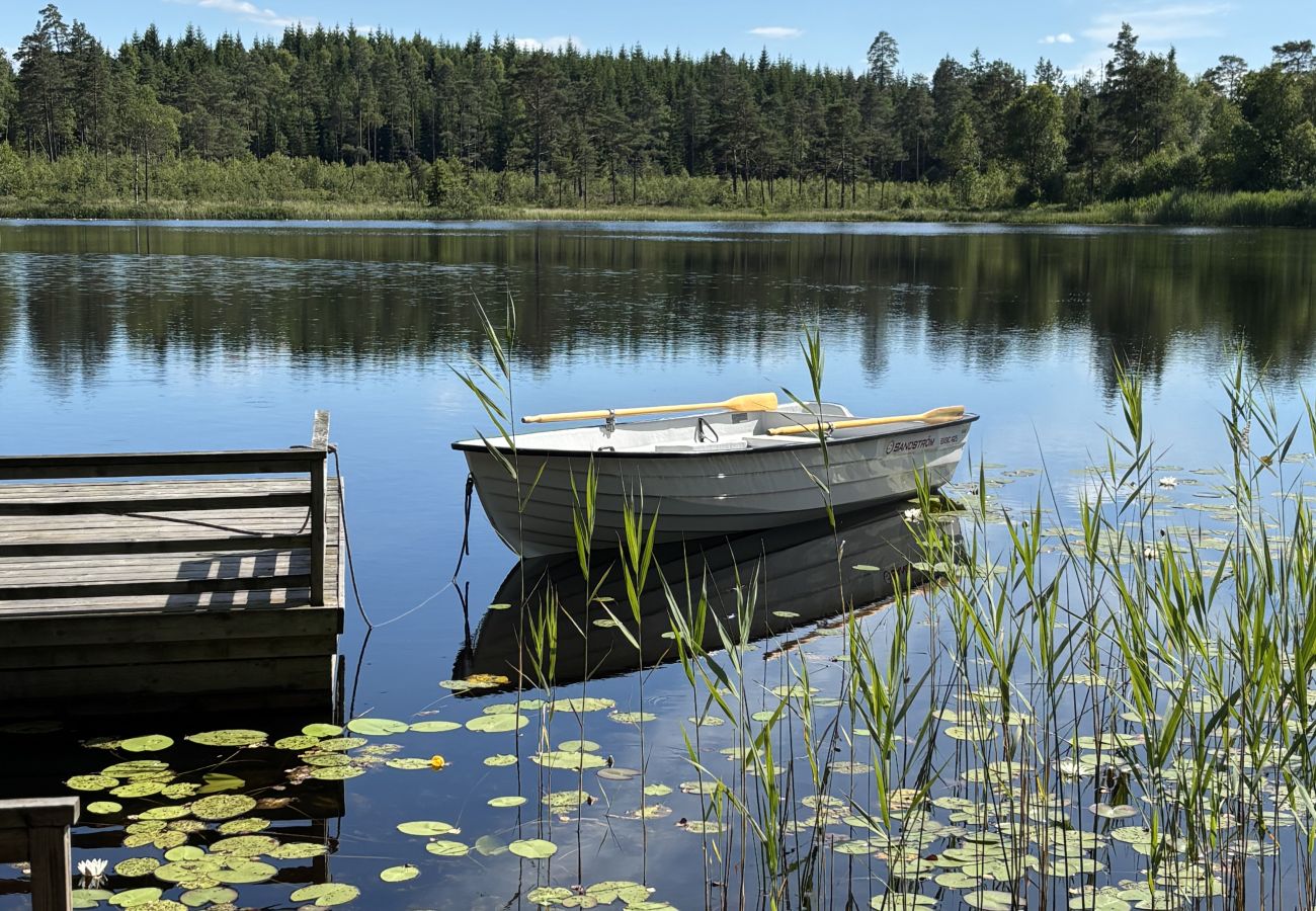 House in Tvärred - Holidays at the lake in southern Sweden with a boat