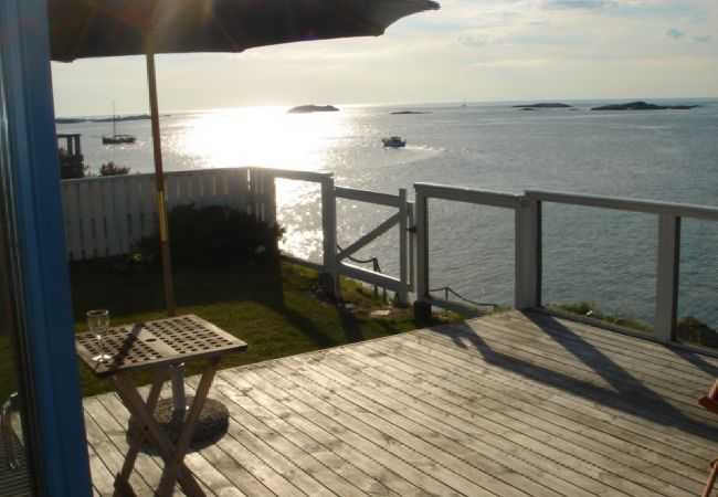 House in Klädesholmen - Holiday home located directly at the sea of the West Coast